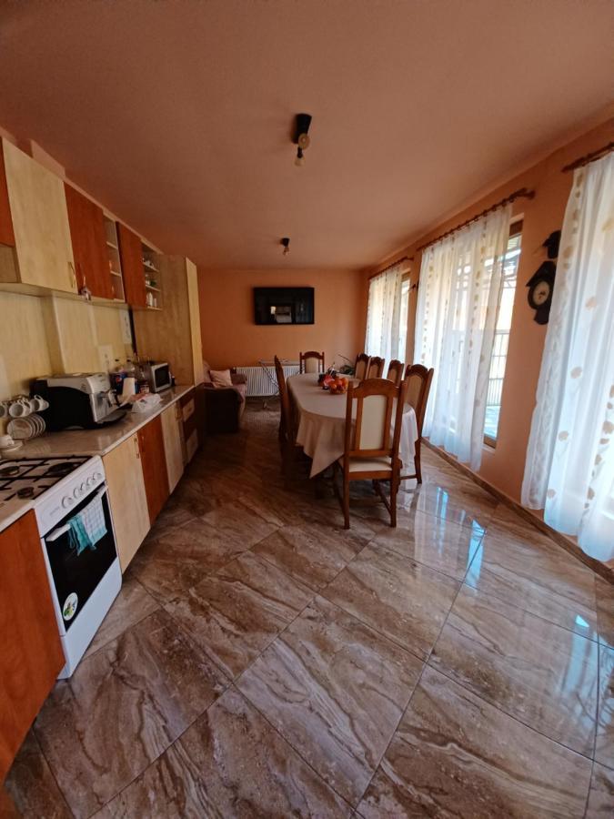 Pensiune Langa Manastirea Izbuc Calugari Luaran gambar